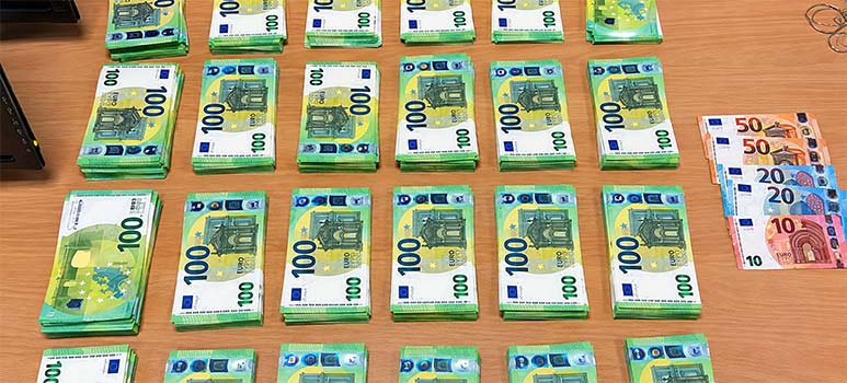 briefjes van 100 euro op een tafel