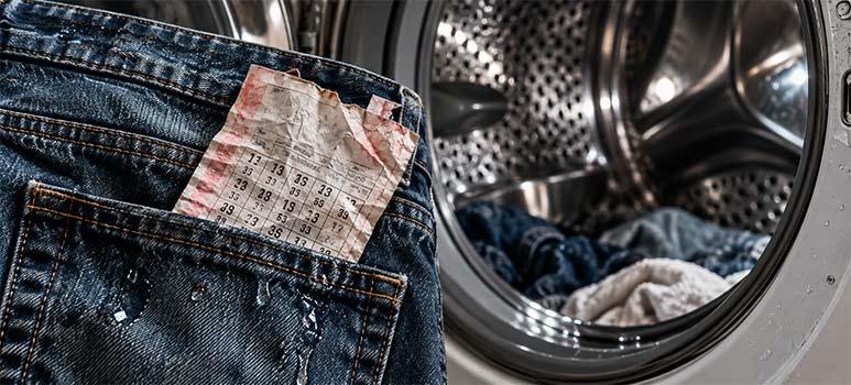 Winnend loterijlot van miljoenen dollars vergeten in broekzak en beschadigd in de wasmachine